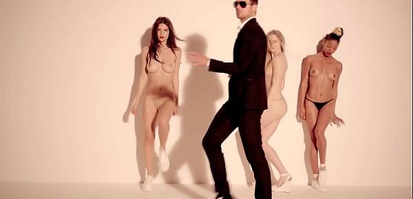  Robin Thicke - Blurred Lines